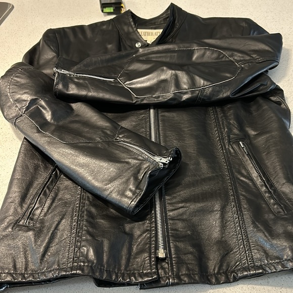 Vintage ladies leather jacket from the 80’s - Picture 9 of 15